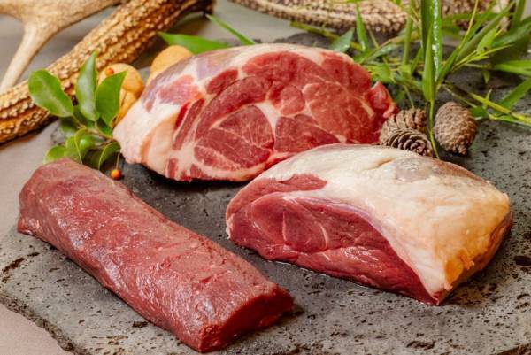 【星のや富士】焚き火を囲み3種の狩猟肉（ジビエ）を味わう「山麓の狩猟肉すき焼き」を冬季限定で提供｜期間：2022年1月8日～2月28日