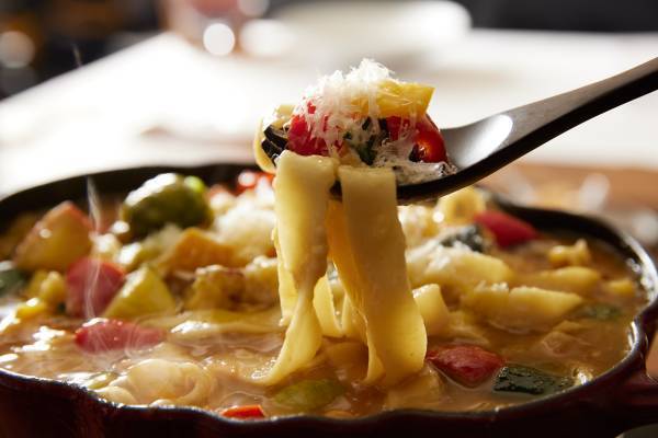 【リゾナーレ八ヶ岳】アフタースキーに焚火を囲んでワインに酔いしれる 「ホカホカほうとうワインカフェ」開催｜期間：2022年2月1日～3月13日