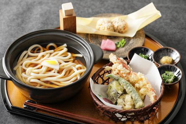 寒い季節にぴったり 出汁にこだわり抜いたあったかうどんと、プレミアムランニングエッグ・まぐろ9枚がのったまぐろ丼『だし香る 天麩羅うどん御膳』『まぐろ山かけ丼御膳』販売開始