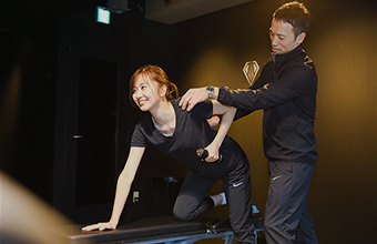 東西線円山公園駅から徒歩5分！手ぶらで通えるジム『PREMIUM GYM ROUGH』の情報を駅近ドットコムで公開