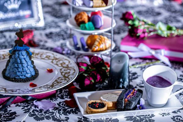 ミステリアスなヴィランズ（悪役）の世界をスイーツで表現！ダークプリンセスのドレスケーキからはじまる、ダーク＆スイートなアフタヌーンティーをご堪能