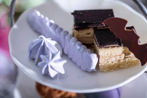 ミステリアスなヴィランズ（悪役）の世界をスイーツで表現！ダークプリンセスのドレスケーキからはじまる、ダーク＆スイートなアフタヌーンティーをご堪能