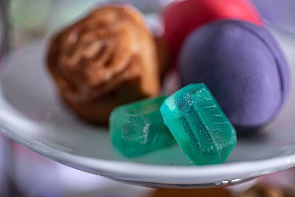 ミステリアスなヴィランズ（悪役）の世界をスイーツで表現！ダークプリンセスのドレスケーキからはじまる、ダーク＆スイートなアフタヌーンティーをご堪能