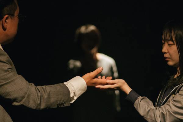 人と人の「距離感」がテーマ　茨城から全国を巡るイチニノ『そっと左手を添えてお釣りをくれるかわいいコンビニ店員野沢菜菜さんとの秘密の出来事・in・ブルー』　カンフェティで限定割引チケット発売