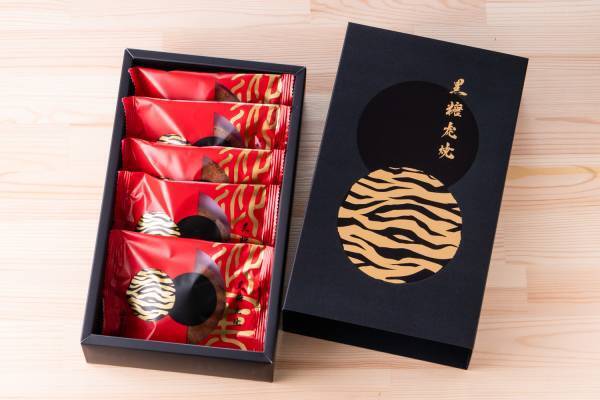 2022年は寅年！年末年始のご挨拶にピッタリな『迎春黒糖虎焼』期間限定発売【 亀屋万年堂 】