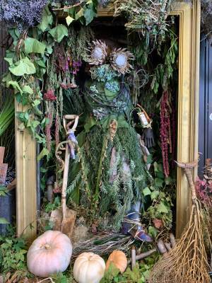 「えんとつ町のプペル」をテーマにフラワーロスのお花で装飾されたフォトスポットを設置しました！