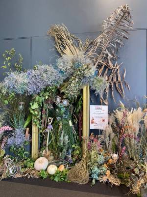 「えんとつ町のプペル」をテーマにフラワーロスのお花で装飾されたフォトスポットを設置しました！