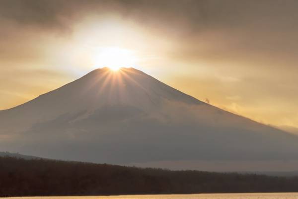 【星のや富士】富士山の山頂と太陽が重なる&ldquo;ダイヤモンド富士&rdquo;を貸切船から眺める「湖上の絶景アペリティフ」開催｜期間：2021年12月1日〜2022年2月28日