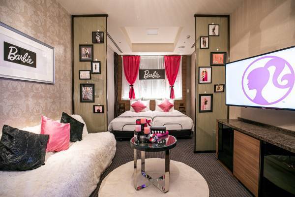 Barbie &times; THE STRINGS HOTEL 日本初！可愛いがたくさん詰まった女の子あこがれの部屋 宿泊プラン 『Barbie Room』 イベントレストラン 『 Holiday Party 』 グラマシースイート 『 大人のご褒美パフェ 』