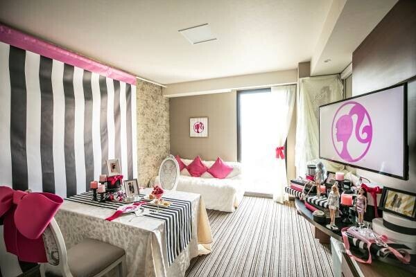 Barbie &amp;times; THE STRINGS HOTEL 日本初！可愛いがたくさん詰まった女の子あこがれの部屋 宿泊プラン 『Barbie Room』 イベントレストラン 『 Holiday Party 』 グラマシースイート 『 大人のご褒美パフェ 』