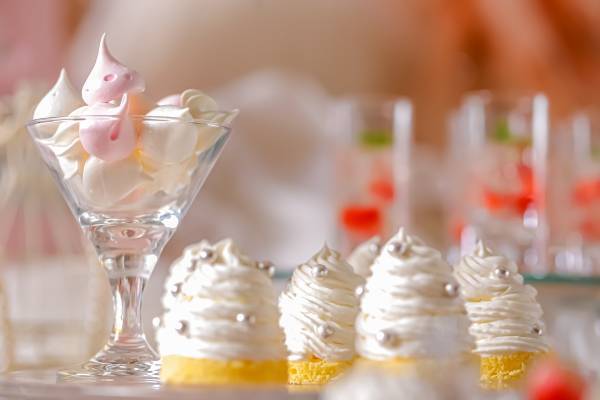 お客様毎のテーブルにスイーツが並ぶ&ldquo;NO密&rdquo;卓上ブッフェ！お城に見立てた会場でホワイトクリスマスパーティー！ 『マリーアントワネットのスイーツパーティー～ホワイトクリスマスの世界～』