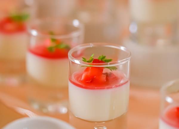 お客様毎のテーブルにスイーツが並ぶ&ldquo;NO密&rdquo;卓上ブッフェ！お城に見立てた会場でホワイトクリスマスパーティー！ 『マリーアントワネットのスイーツパーティー～ホワイトクリスマスの世界～』