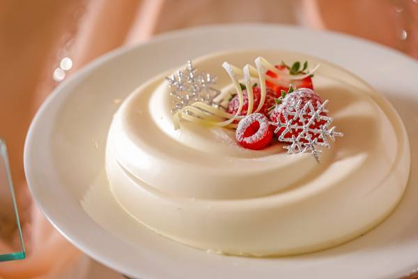 お客様毎のテーブルにスイーツが並ぶ&ldquo;NO密&rdquo;卓上ブッフェ！お城に見立てた会場でホワイトクリスマスパーティー！ 『マリーアントワネットのスイーツパーティー～ホワイトクリスマスの世界～』