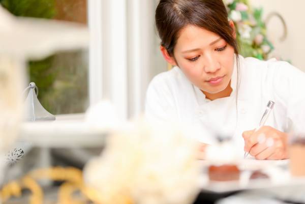 お客様毎のテーブルにスイーツが並ぶ&ldquo;NO密&rdquo;卓上ブッフェ！お城に見立てた会場でホワイトクリスマスパーティー！ 『マリーアントワネットのスイーツパーティー～ホワイトクリスマスの世界～』