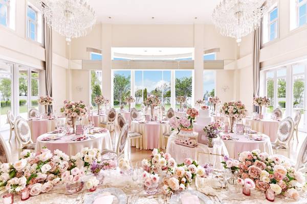 お客様毎のテーブルにスイーツが並ぶ&ldquo;NO密&rdquo;卓上ブッフェ！お城に見立てた会場でホワイトクリスマスパーティー！ 『マリーアントワネットのスイーツパーティー～ホワイトクリスマスの世界～』