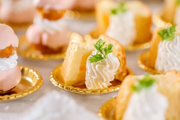 お客様毎のテーブルにスイーツが並ぶ&ldquo;NO密&rdquo;卓上ブッフェ！お城に見立てた会場でホワイトクリスマスパーティー！ 『マリーアントワネットのスイーツパーティー～ホワイトクリスマスの世界～』