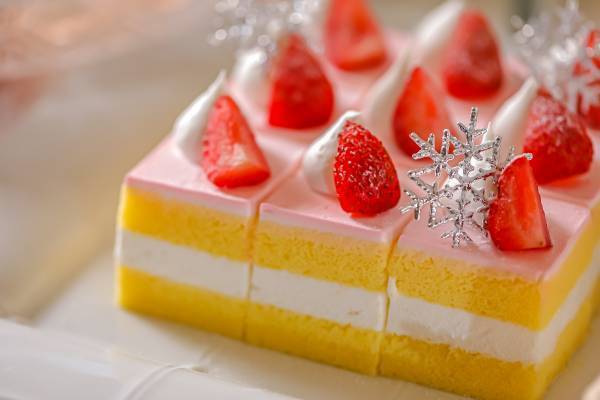 お客様毎のテーブルにスイーツが並ぶ&ldquo;NO密&rdquo;卓上ブッフェ！お城に見立てた会場でホワイトクリスマスパーティー！ 『マリーアントワネットのスイーツパーティー～ホワイトクリスマスの世界～』