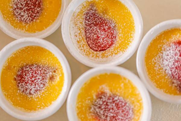 お客様毎のテーブルにスイーツが並ぶ&ldquo;NO密&rdquo;卓上ブッフェ！お城に見立てた会場でホワイトクリスマスパーティー！ 『マリーアントワネットのスイーツパーティー～ホワイトクリスマスの世界～』