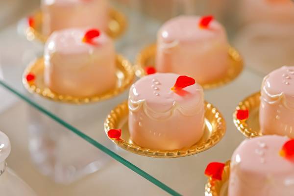 お客様毎のテーブルにスイーツが並ぶ&ldquo;NO密&rdquo;卓上ブッフェ！お城に見立てた会場でホワイトクリスマスパーティー！ 『マリーアントワネットのスイーツパーティー～ホワイトクリスマスの世界～』