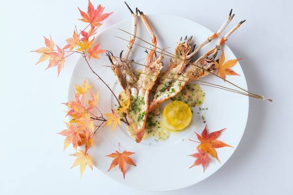 【ひらまつホテル】心躍る美食と温泉でもてなす THE HIRAMATSU HOTELS & RESORTS 仙石原。5周年記念に、歴代人気料理で仕立てた特別コースをお届け。