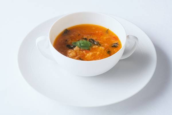 【ひらまつホテル】心躍る美食と温泉でもてなす THE HIRAMATSU HOTELS & RESORTS 仙石原。5周年記念に、歴代人気料理で仕立てた特別コースをお届け。