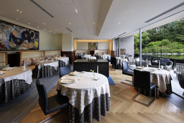 【ひらまつホテル】心躍る美食と温泉でもてなす THE HIRAMATSU HOTELS & RESORTS 仙石原。5周年記念に、歴代人気料理で仕立てた特別コースをお届け。