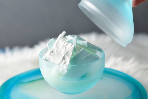 【奥入瀬渓流ホテル】クリスマス限定イベント「氷瀑クリスマス」開催　高さ約2mのアイスブルーに輝く氷瀑クリスマスツリーを眺める｜期間：2021年12月17日〜25日