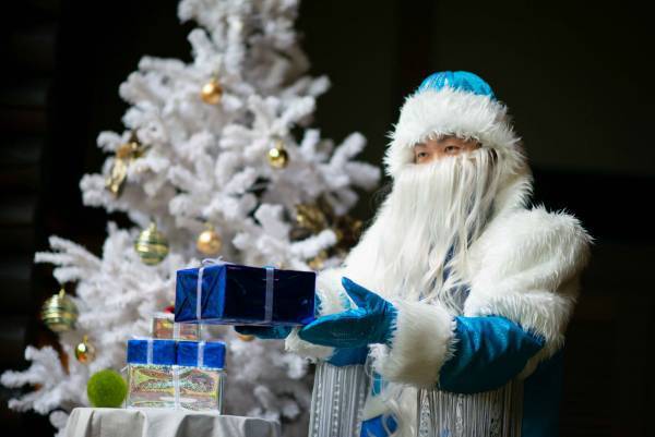 【奥入瀬渓流ホテル】クリスマス限定イベント「氷瀑クリスマス」開催　高さ約2mのアイスブルーに輝く氷瀑クリスマスツリーを眺める｜期間：2021年12月17日〜25日