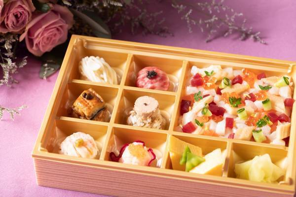 ありがとうの&ldquo;Gift&rdquo;～Winter＆Christmas Fair～冬に旬を迎える厳選食材を升寿し＆手毬寿しに仕立てた『祝手毬・冬～JUNI‐HITOE御膳・弁当～』販売