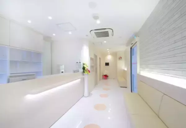 【子どもの未来の肌を守るために！】皮膚科専門医のママドクターが院長の「二子玉川ファミリー皮ふ科」に子ども向け保湿剤アトピッグが協賛！