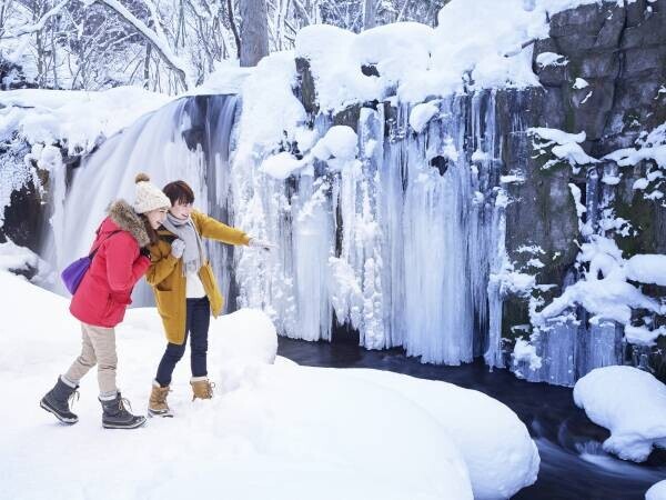 【奥入瀬渓流ホテル】「氷瀑の湯」を貸し切り！ 「氷瀑ガールステイ」を提供 ～冬の風物詩をあらゆる時間で満喫～｜期間：2021年12月25日〜2022年3月15日