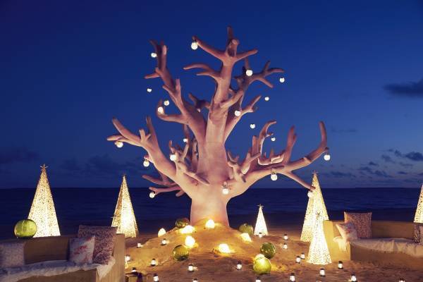 【リゾナーレ小浜島】「南の島のビーチクリスマス」今年も開催！全長6メートルのサンゴ型ツリーが登場｜期間：2021年12月1日～25日