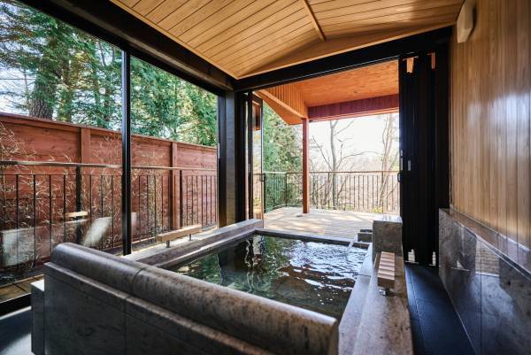 【ひらまつホテル】森のプライベートなテーブルでコース料理を楽しむ、ヴィラ限定「フォレストダイニング」誕生。～THE HIRAMATSU 軽井沢 御代田～