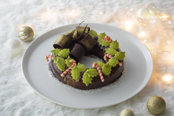 【京都悠洛ホテル Mギャラリー】 &ldquo;女王&rdquo;ショートケーキやチョコレートとラズベリーのムースケーキ、&ldquo;王冠&rdquo;をイメージした抹茶ガナッシュケーキなど全3種のクリスマスケーキ 「MGallery Christmas Story for Her」2021年11月1日（月）より予約受付開始