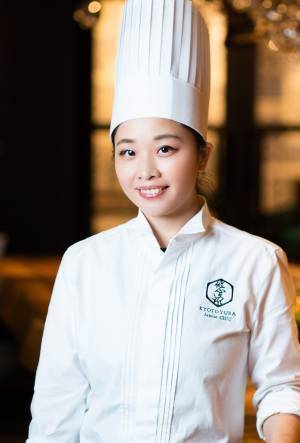 【京都悠洛ホテル Mギャラリー】 &ldquo;女王&rdquo;ショートケーキやチョコレートとラズベリーのムースケーキ、&ldquo;王冠&rdquo;をイメージした抹茶ガナッシュケーキなど全3種のクリスマスケーキ 「MGallery Christmas Story for Her」2021年11月1日（月）より予約受付開始