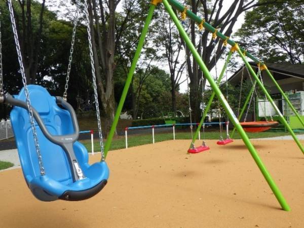 府中の森公園に、誰もが遊べる遊具広場がオープン！  誰もが遊べる遊具広場の、オープンプログラムを実施します