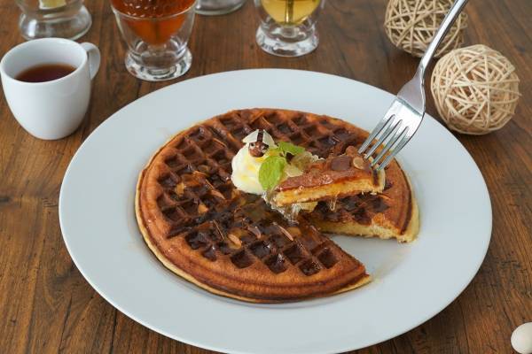 【期間限定】蜂蜜専門店の大人気スイーツが3年8か月ぶりに復活！ 香ばしく焼き上げたアーモンドワッフルで10種類の蜂蜜かけ比べ