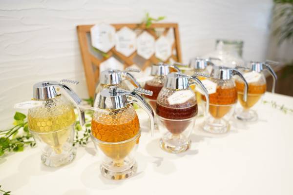 【期間限定】蜂蜜専門店の大人気スイーツが3年8か月ぶりに復活！ 香ばしく焼き上げたアーモンドワッフルで10種類の蜂蜜かけ比べ