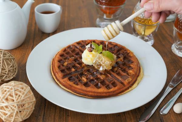 【期間限定】蜂蜜専門店の大人気スイーツが3年8か月ぶりに復活！ 香ばしく焼き上げたアーモンドワッフルで10種類の蜂蜜かけ比べ