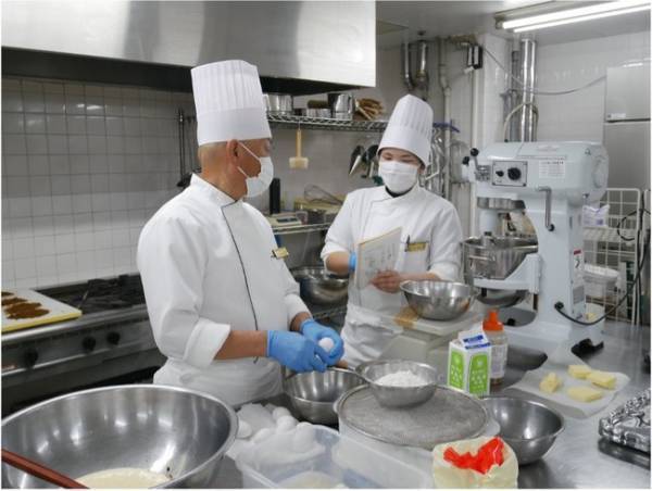 通常30種類のデザートにクリスマス限定6種類の新作デザートが登場！2021年は【大江戸温泉物語 ホテルレオマの森】で温泉クリスマス！