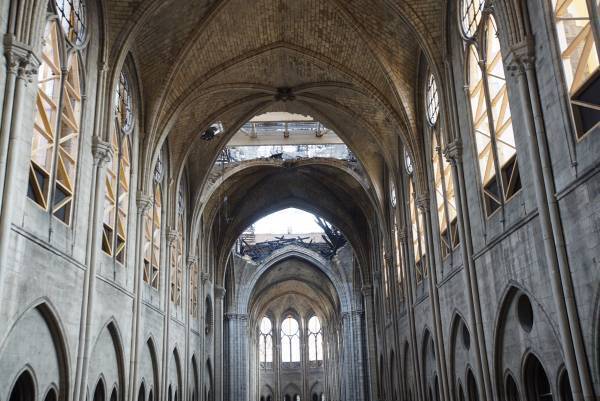 英国 BBC4 制作のドキュメンタリー。燃えた歴史的建造物の再建に、人々が挑む。「ノートルダム大聖堂 悲劇からの再建」10月19日（火）よる9時～BS12 トゥエルビで放送