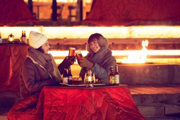 【トマム】「スキーインスキーアウトこたつビアテラス」登場！～スキー場内のオープンテラスにコタツを設置～｜期日：2021年12月1日