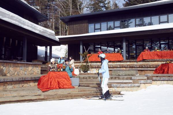 【トマム】「スキーインスキーアウトこたつビアテラス」登場！～スキー場内のオープンテラスにコタツを設置～｜期日：2021年12月1日