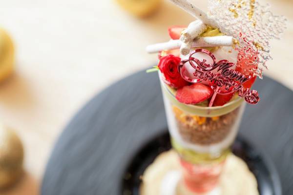 クリスマスシーズン到来、ご褒美パフェクリスマスバージョン登場！苺とピスタチオでクリスマスカラーを表現！ 「大人のご褒美パフェ STRINGS Christmas」販売
