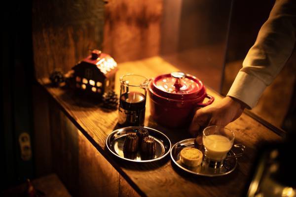 【ひらまつホテル】森のグラン・オーベルジュで過ごすクリスマスシーズン。人気の「TAKIBIラウンジ」も冬仕様にアップデートされ、飲食メニューも充実。