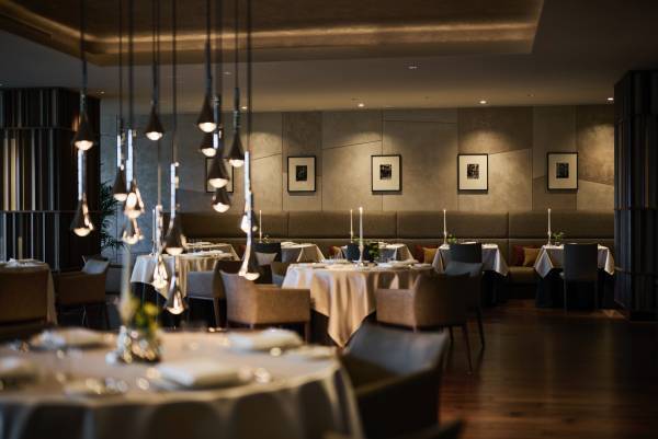 【ひらまつホテル】森のグラン・オーベルジュで過ごすクリスマスシーズン。人気の「TAKIBIラウンジ」も冬仕様にアップデートされ、飲食メニューも充実。