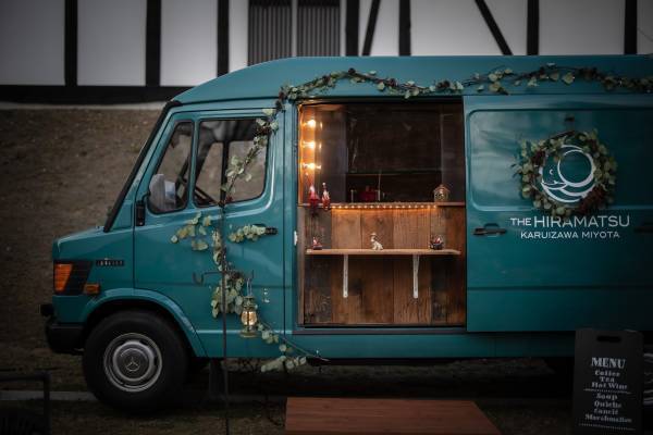 【ひらまつホテル】森のグラン・オーベルジュで過ごすクリスマスシーズン。人気の「TAKIBIラウンジ」も冬仕様にアップデートされ、飲食メニューも充実。