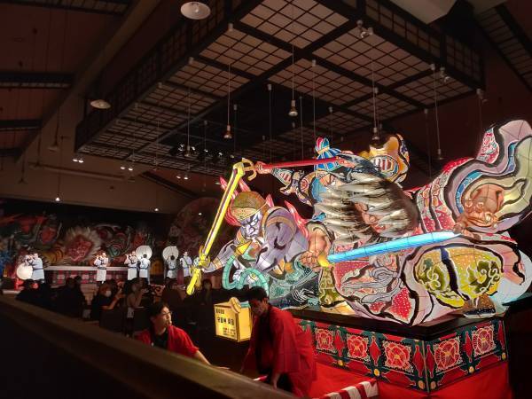 【青森屋】「みちのく祭りや」がリニューアル　会場設計から演出・仕掛けなど生まれ変わり、より臨場感のある体験を提供｜オープン日：2022年4月予定