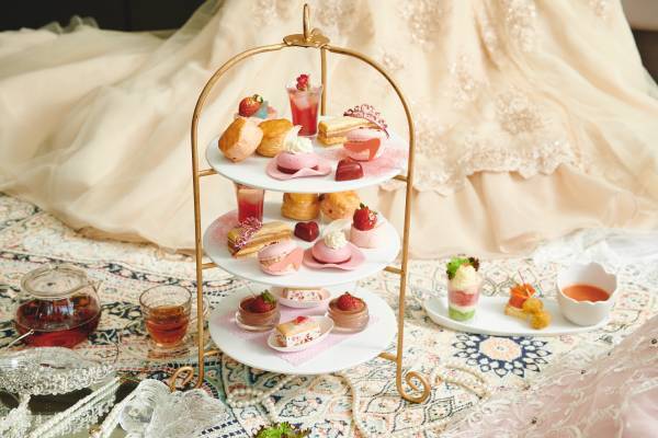 女性が憧れるピンクカラーのエレガントないちごスイーツ『マリーアントワネットのロイヤルパレスアフタヌーンティー』テイクアウト用アフタヌーンティースイーツも同時販売