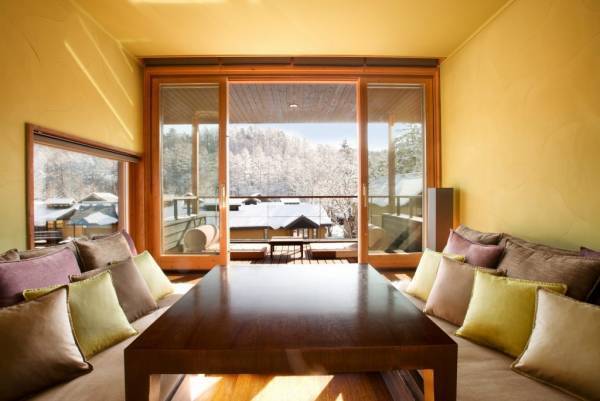 【星のや軽井沢】氷上の特等席で大切な人と特別な時間を過ごす「星のや軽井沢 星冴ゆる冬の記念日プラン」販売開始｜期間：2021年12月1日~2022年2月28日